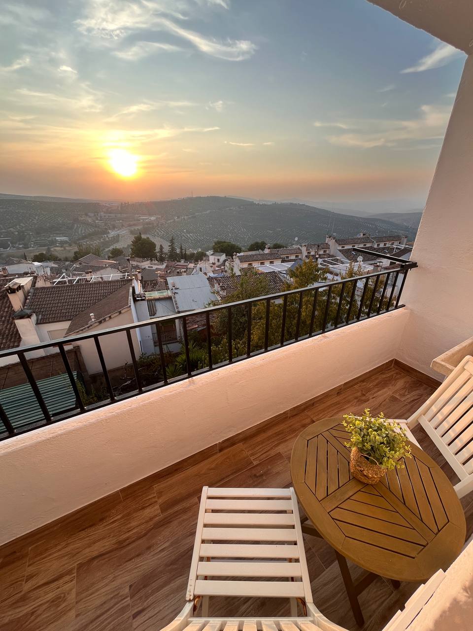 Terraza de PAZMANHOUSE con mesa, sillas y vistas al pueblo de Cazorla al atardecer
